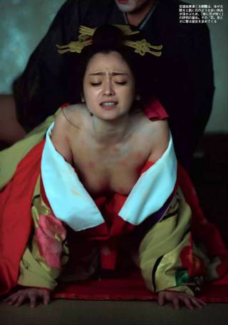 Yumi Adachi Photos6