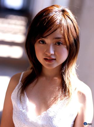 Yumi Adachi Photos25